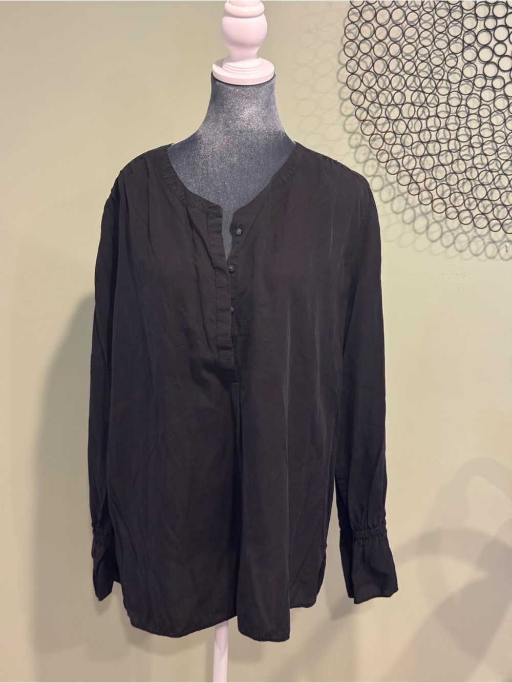 Ann Taylor Black Lyocell Tencel Popover Blouse Ruched Cuff Long Sleeve Sz L
